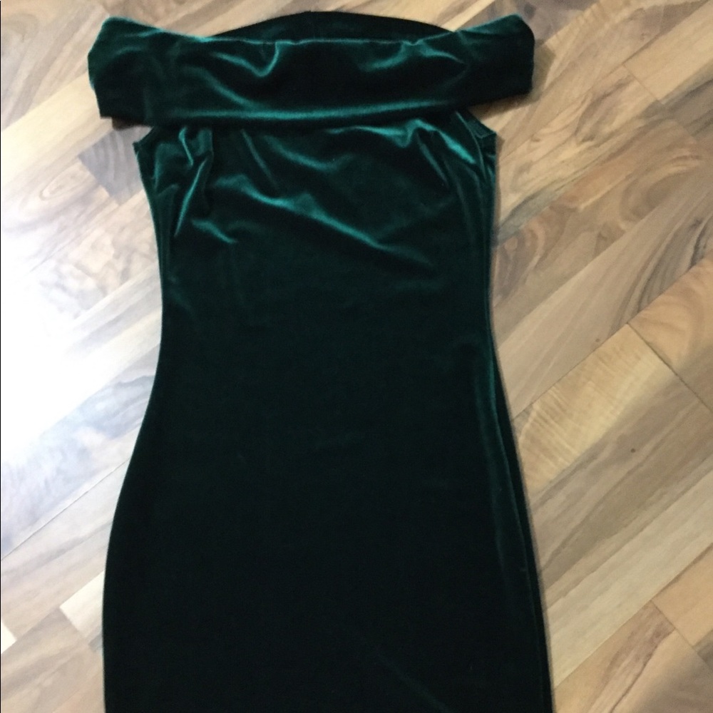 Windsor Emerald Green Velvet Off-Shoulder Mini Dress